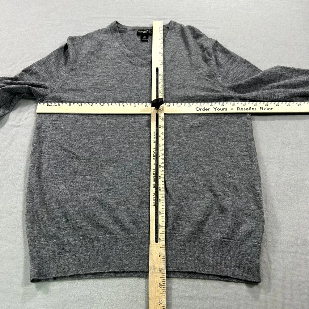 Banana Republic Sweater Mens‎ Medium Gray V-Neck Merino Wool Lightweight Casual